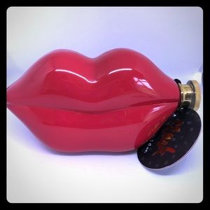 Lips shaped FLASK! 💋
